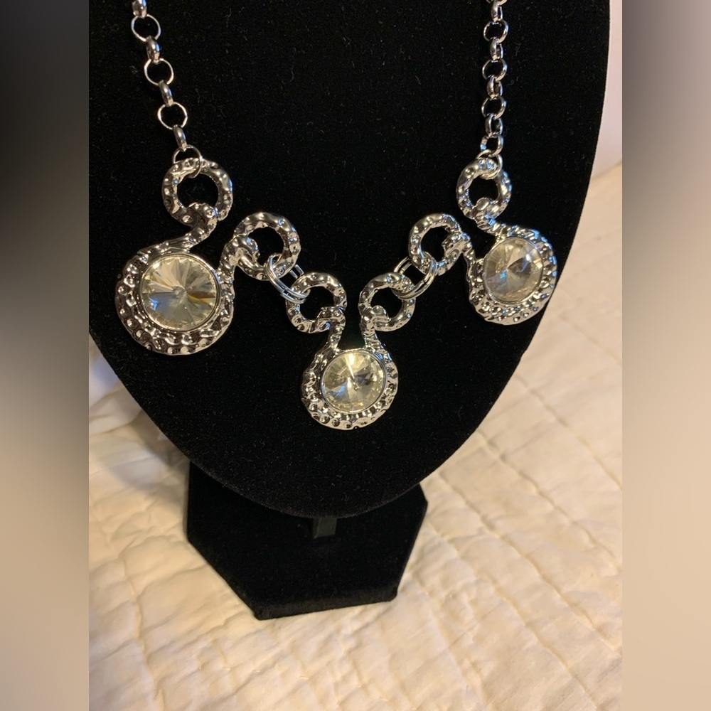 LARGE ROUND SPARKLY RHINESTONE SILVER NECKLACE & EARRING SET. Gorgeous!!